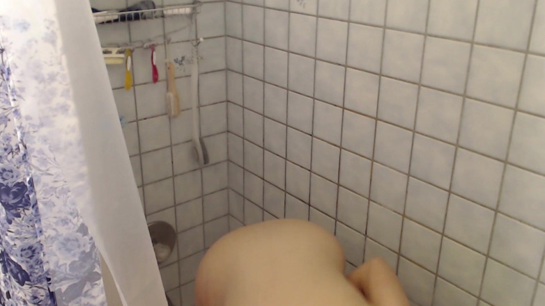 Brooke Casey: Shower Cam: Girlfriend in Parents Shower
