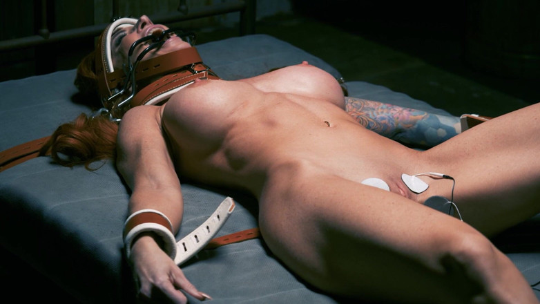 Ripped.Digital: Sophia Locke aux seins énormes espère que ses tourments vont prendre...
