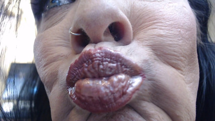 Abby Anna: Wand gold gloss super pucker close up