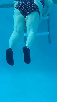Schau Zu, Wie BBW-krankenschwester Vicki Mit Unterwasserkamera Im Pool Trainiert, Sehen Sie Mein
