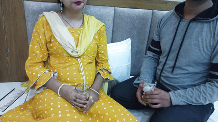 Hornycouple149: Nevlastní matka indické desi kamarádky se baví při prstění její...