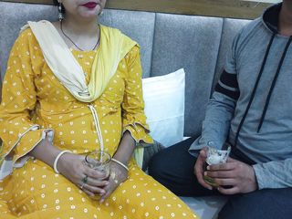 Horny couple 149: Ibu tiri teman desi India bersenang-senang sambil meraba memek putihnya