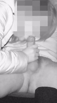300私の継父は非常に角質であり、私たちは車のコックしゃぶりと危険なセックスでセックスをしました