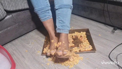 Simp to my ebony feet: rozdrcení potravin nohama