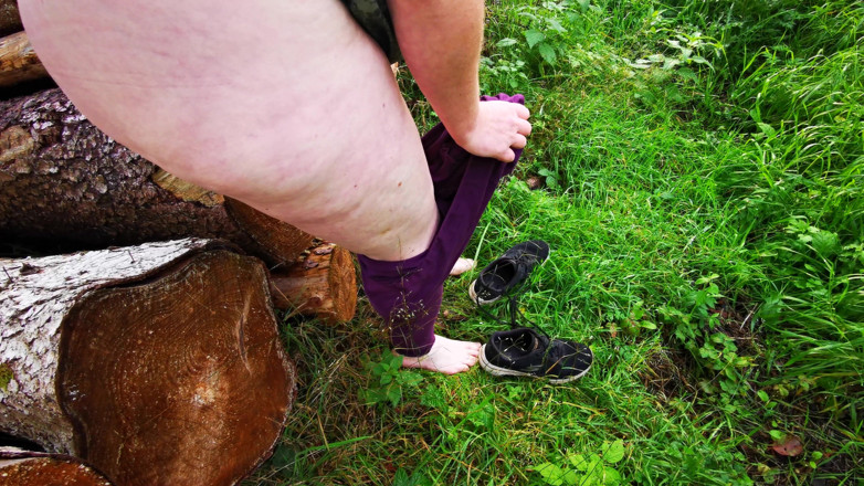 Bouncy Tits Action: Nack dich auf der Woodpile und lass mich deine möse...