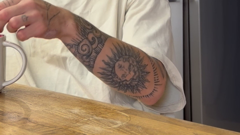 Max Gen: 第 1 部分：一个男人吸吮朋友的大，然后坐在上面