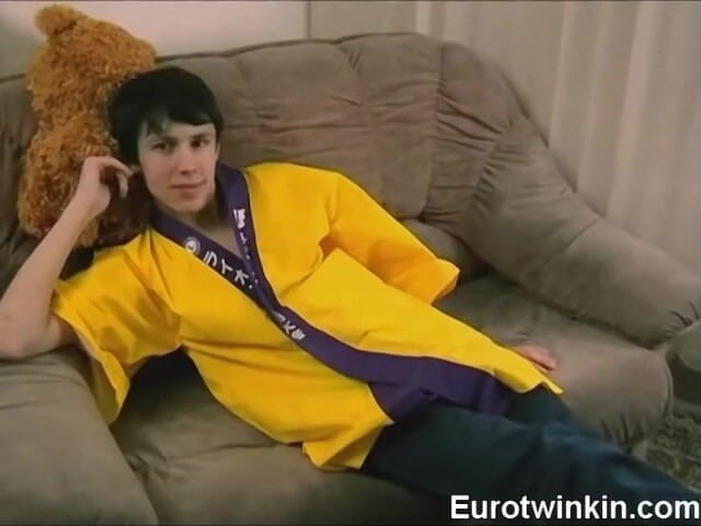 Euro boy xxx: Magra linda Guilano esfrega seu pau