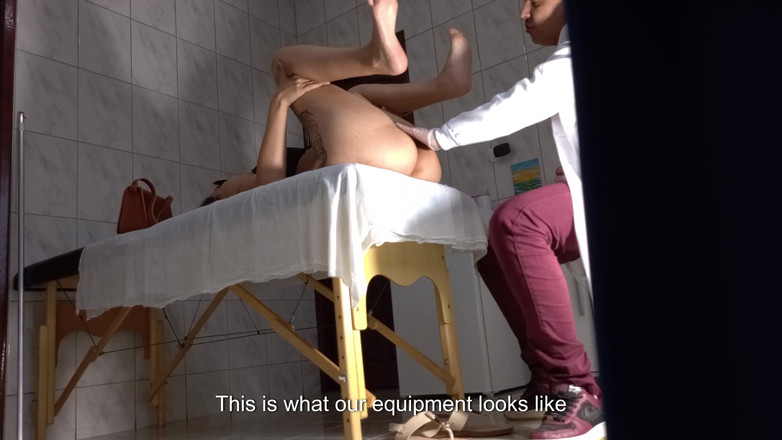 Gabi SweetCouplesStories: Awek buta kecil datang semasa pemeriksaan dubur.