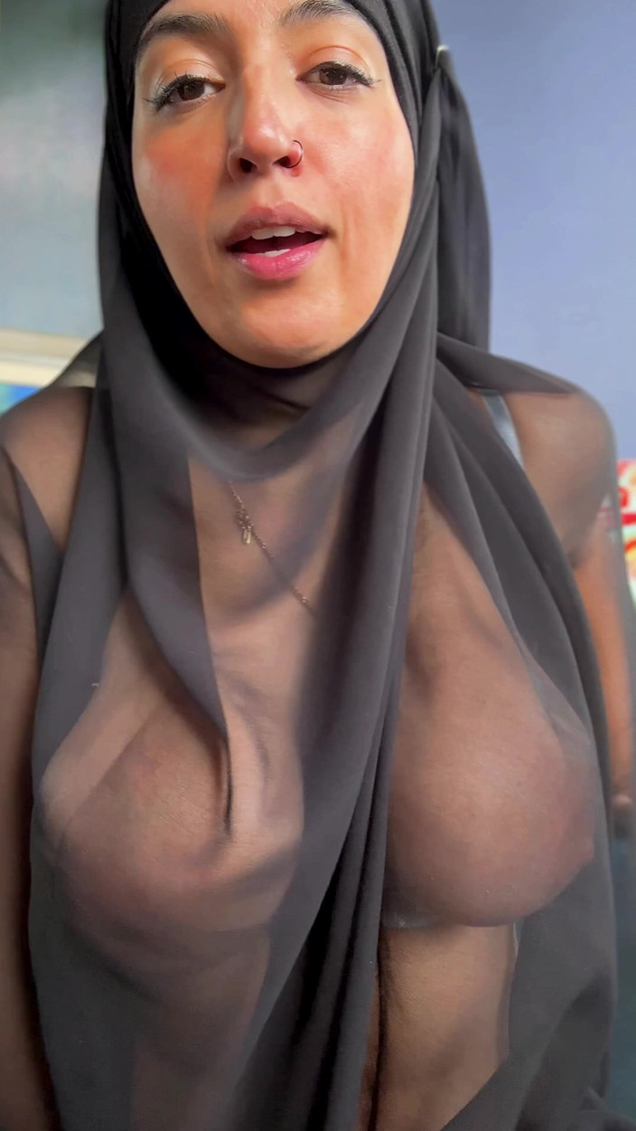 Aaliyah Yasin: La troia hijabi ti fa il suo posacenere e squirta