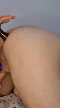 Dominatoare feminină Stăpâna Badkittyb îi fute curul cu un vibrator imens.