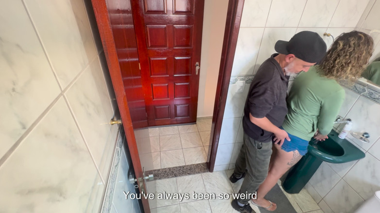 Victor SweetCoupleStories: Треться об свою зведену сестру у ванній кімнаті