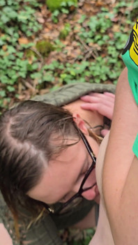 Es ist Herbst, mein liebhaber fickt meinen arsch hart gegen einen Baum im wald mit tiefem hals und squirting