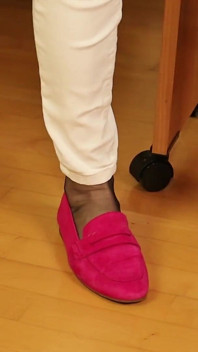 Pembe süet loafers ve siyah rht naylon çorap - masanın altında yavaş ayak oyunu