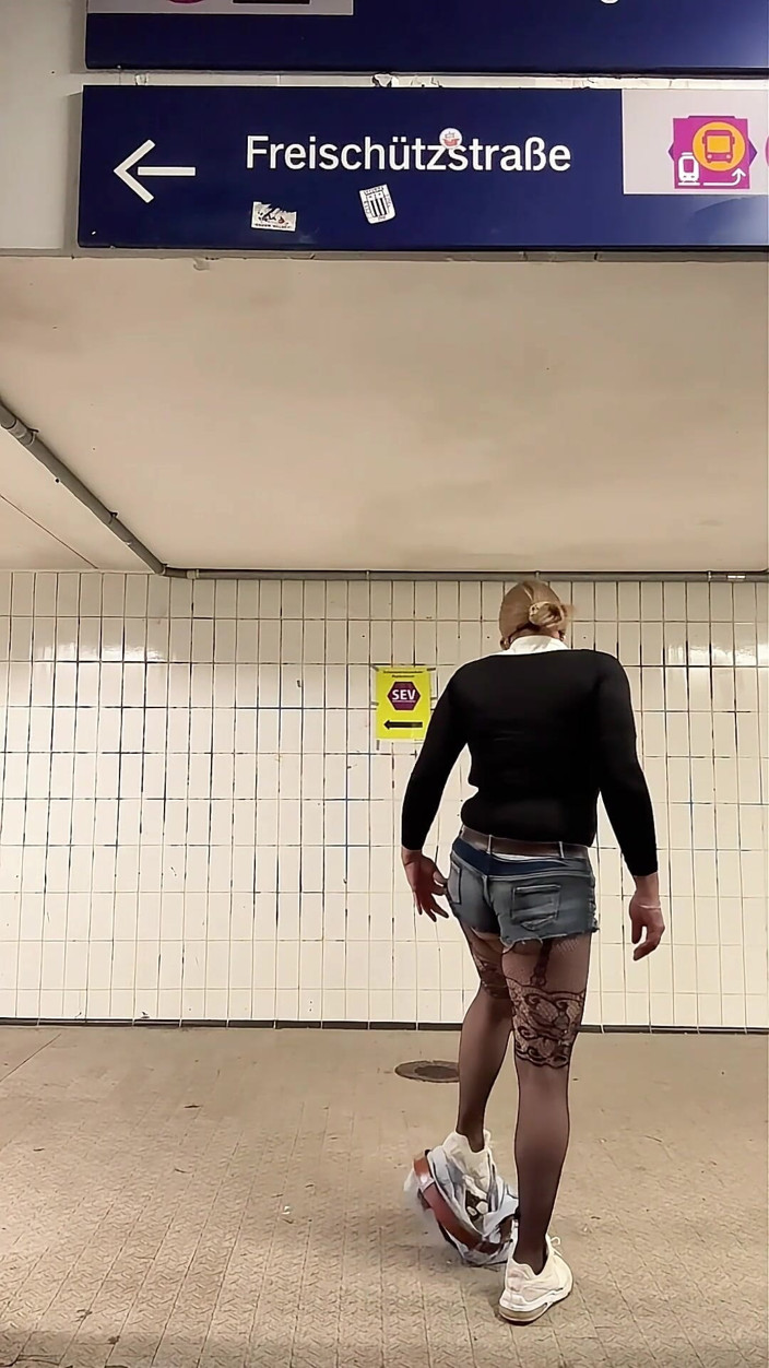 SissyDaniella: Kadın kılıklı kadın yeni elbisesini sunuyor ve açık havada küçük...