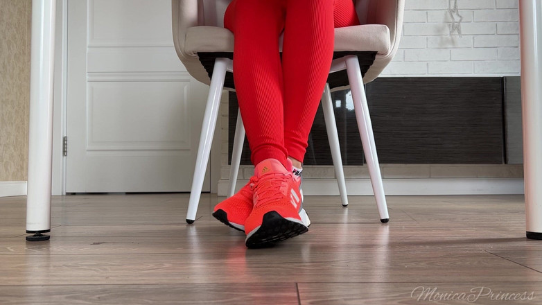 Princess Monica: Sapato e pés brincam debaixo da mesa