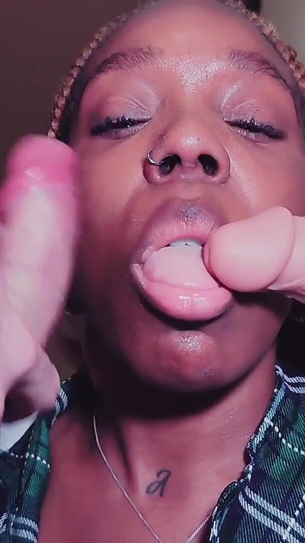 All You Can Fetish: Une black se fait baiser par le nez, pipe, éjaculation faciale énorme