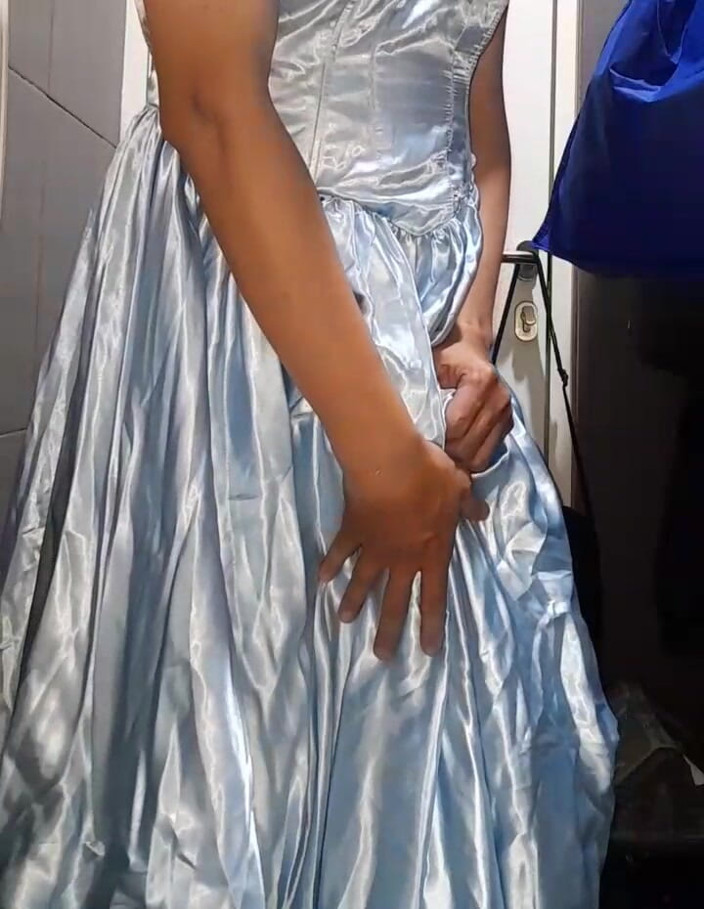 Naomisinka: Travestito indossa sborrando elegante abito in raso