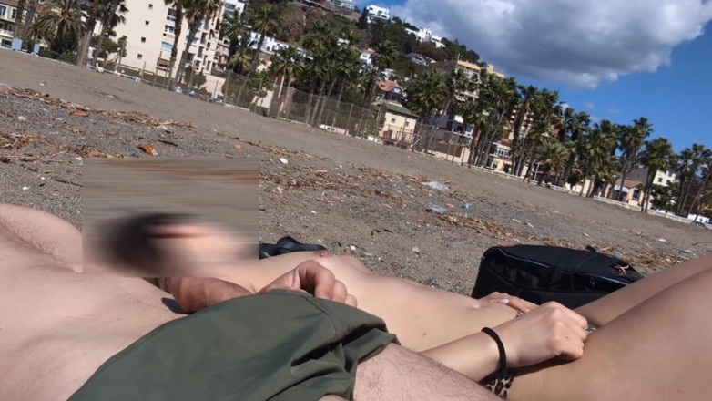 SweetJaneOfficial: Dick toont zich naast een topless meisje dat ze eruit...