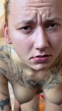 Děvka šuká do zadku a opaskem odřízla vzduch