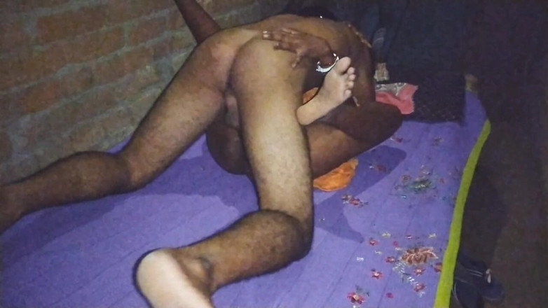 Pumi: Sexy desi manželka Noční sex v jejím nevlastním bratheru
