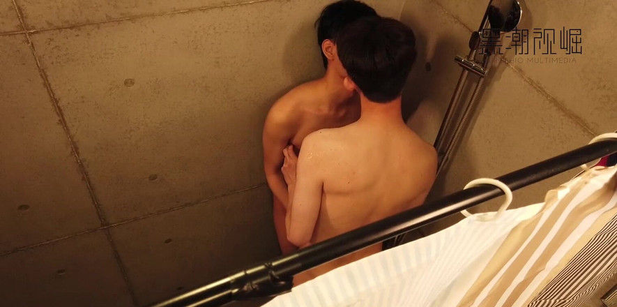 Kuroshio: दोस्तों के बीच जिम में शॉवर सेक्स