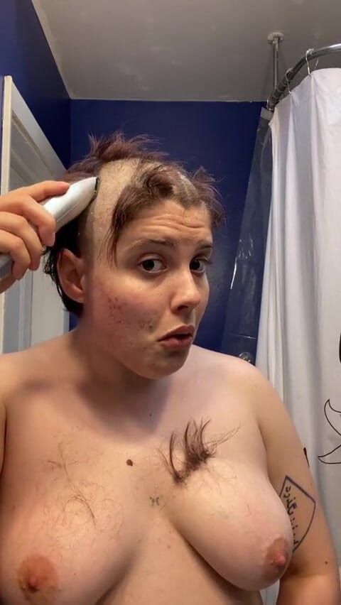 Adama Daat: 毛のない売春婦:フェチの自己屈辱headshaveで完全に禿げて眉毛を剃る
