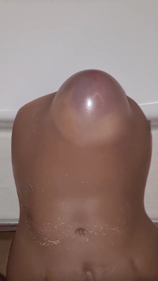 Slick dick: Alana lagi asik masturbasi memeknya - crot di dalam, gara-gara kondomnya...