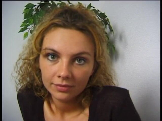 POV Orgasms: Blonďatá zlatíčka masturbuje, než se prstí v pov akci