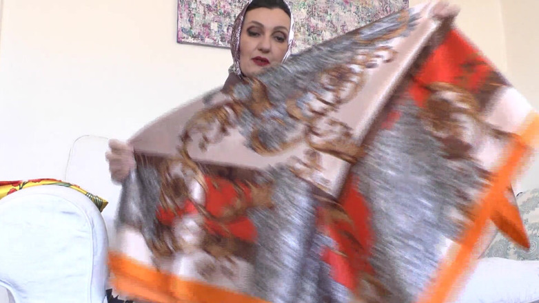 Lady Victoria Valente: Heyecan verici saten eşarp oyunları! Lady Victoria Valente