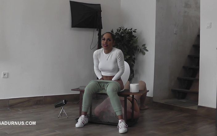 Sadurnus: Госпожа Nomi Melone курит и писает в туалете