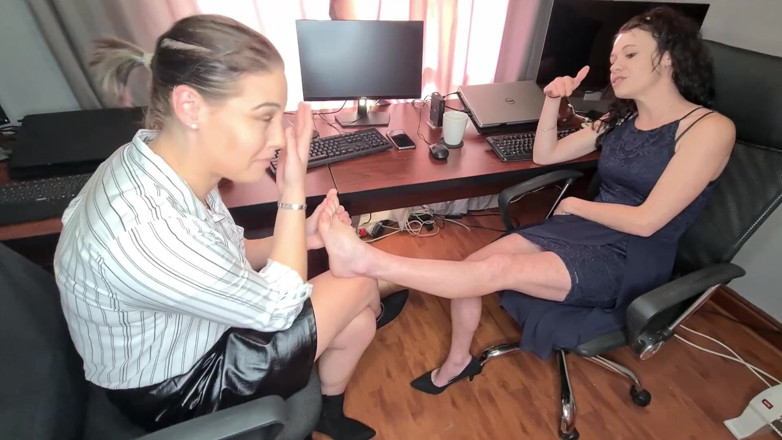 domslutfucker: 角色扮演荡妇被采访，成为崇拜脚的奴隶