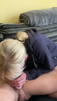 Hiszpańska milf na kamerze - napalona żona ssie kutasa sąsiada na żywo