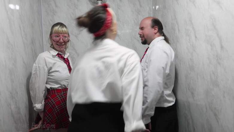 Domestic femdom: Te Intimidaremos En Cualquier Baño