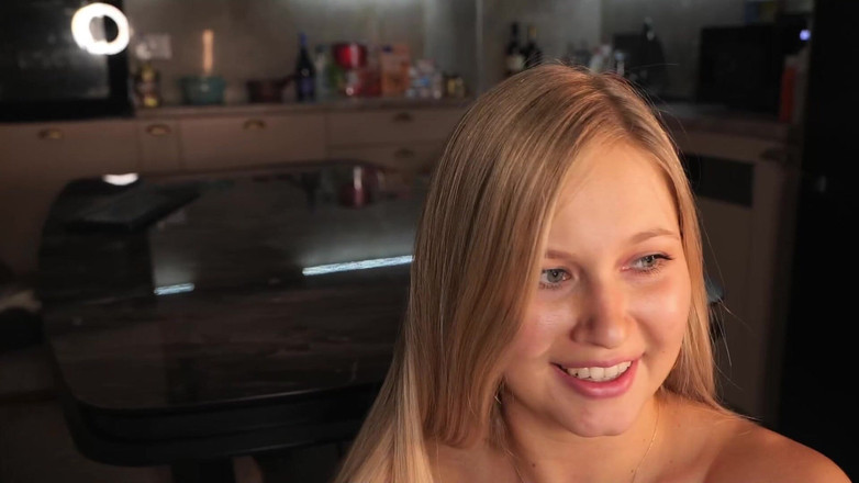 Стелла Кардо: После вечеринки она остановилась у меня дома, залезла на стол и начала мастурбировать с дилдо