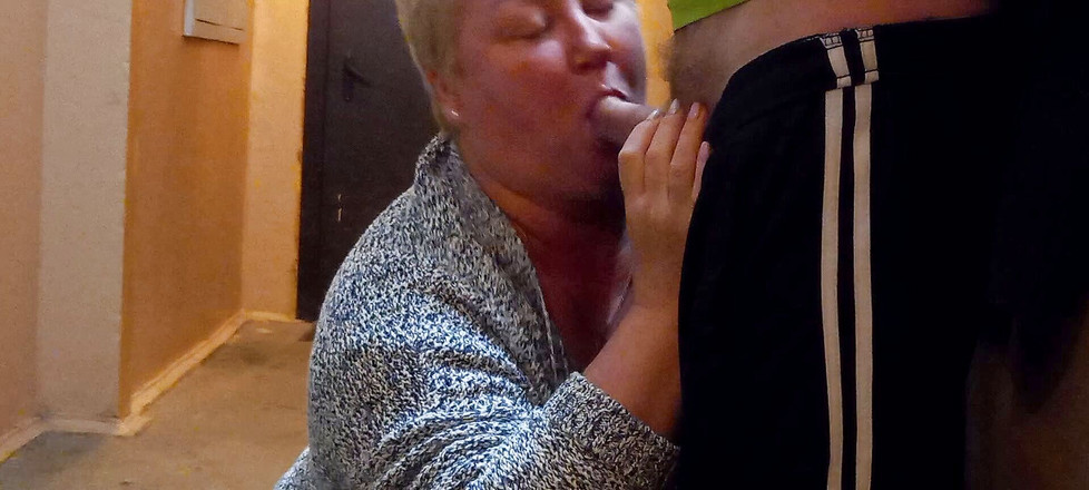 Zona901: Оральний секс і мастурбація члена в під'їзді 2