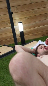 La bella MILF mi fista e mi distrugge il culo con un enorme dildo e infilzamento di un uomo profondo duro e profondo spalancamento anale