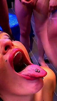 Ashley Cum Star vú to người Đức