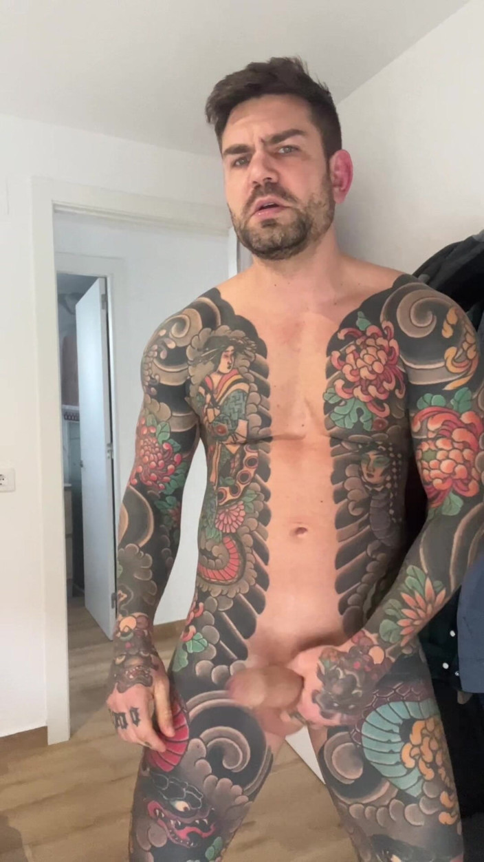 Juan Lucho Gay: 잘생긴 사람이 침대에서 자위한다