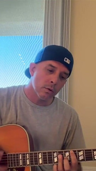 Duke Silver Sings Dreams. Saya mahu lebih, mustahil untuk mengabaikan mustahil untuk mengabaikan dan mereka akan menjadi kenyataan mustahil untuk tidak melakukannya.