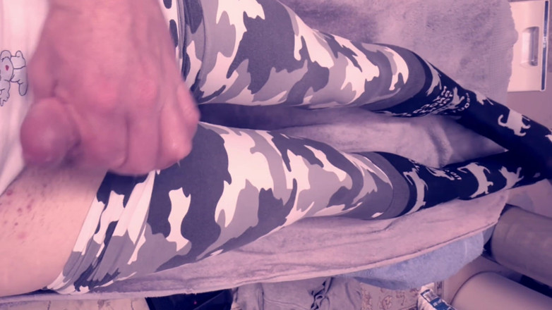 ImmensePeach843: Maricas garoto de leggings goza para o papai