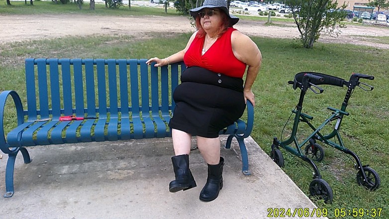BBW nurse Vicki adventures with friends: Sjuksköterska Vicki Röker i parken på en bänk helt utklädd