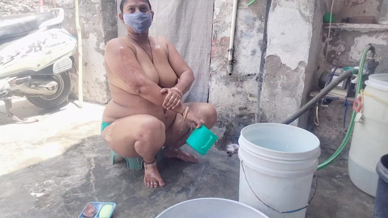 Yourgeeta8899: Indian Bhabhi's Hot Video While Bathing