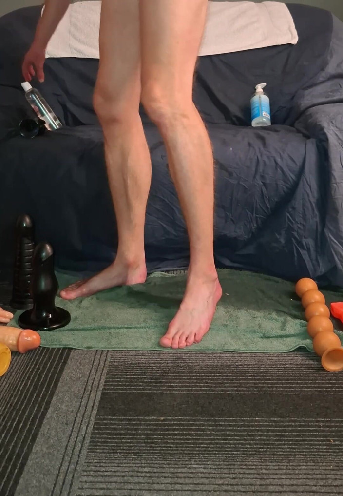 NoFace Twink X: Hot Gay Twink Jedzie wiele ogromnych dildo i ma sikające...