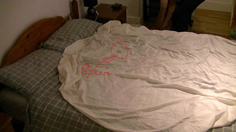 Mark Hannes: Masturbazione di una gobba nuda nel letto dell'hotel