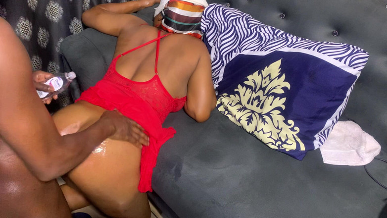 Gifttoobaby: Fucking Her Mature Pussy on the Couch Missionary