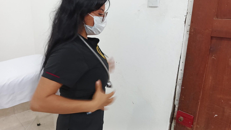 NEGRITA SEXY: Doktor smyslně tápe vojáka v kanceláři lékaře Během konzultace