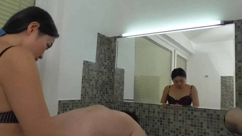 Femdom Austria: Pani Amrita rucha swoją dziwkę we wspólnej łazience