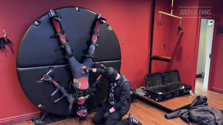 Inmate Cody and SubEdgeX: Filhote twink vestido de homem-aranha amarrado à roda de escravidão e...