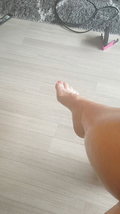 MisS Angel: Dívám se dolů na moje nohy.