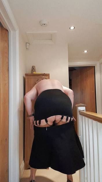 Uk Joolz: Falda corta, medias, tacones y sin bragas!